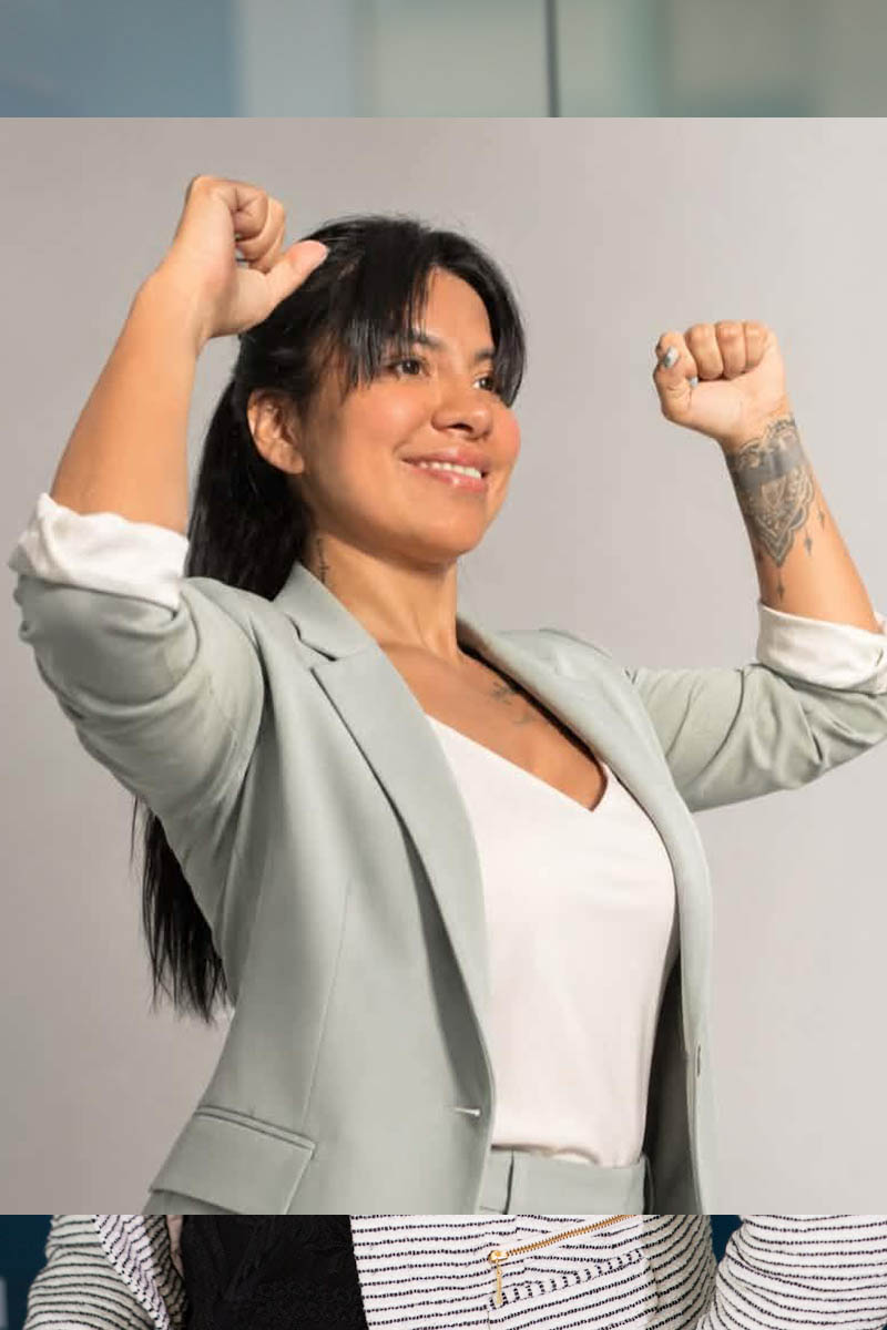 Consultora profesional trabajando en estrategia de negocio